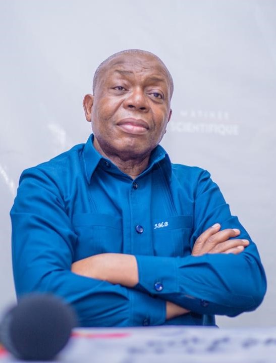 Photo of Cartagena's cathedral at the background and some colonial style houses